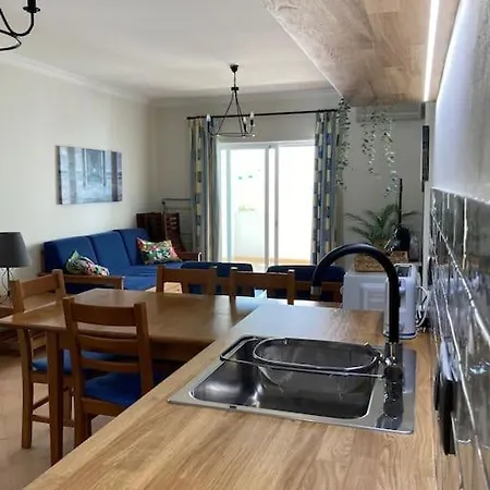 Condo, Balcony & Pools Apartment *