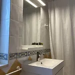 Condo, Balcony & Pools Apartament