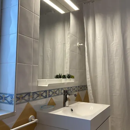 Condo, Balcony & Pools 아파트
